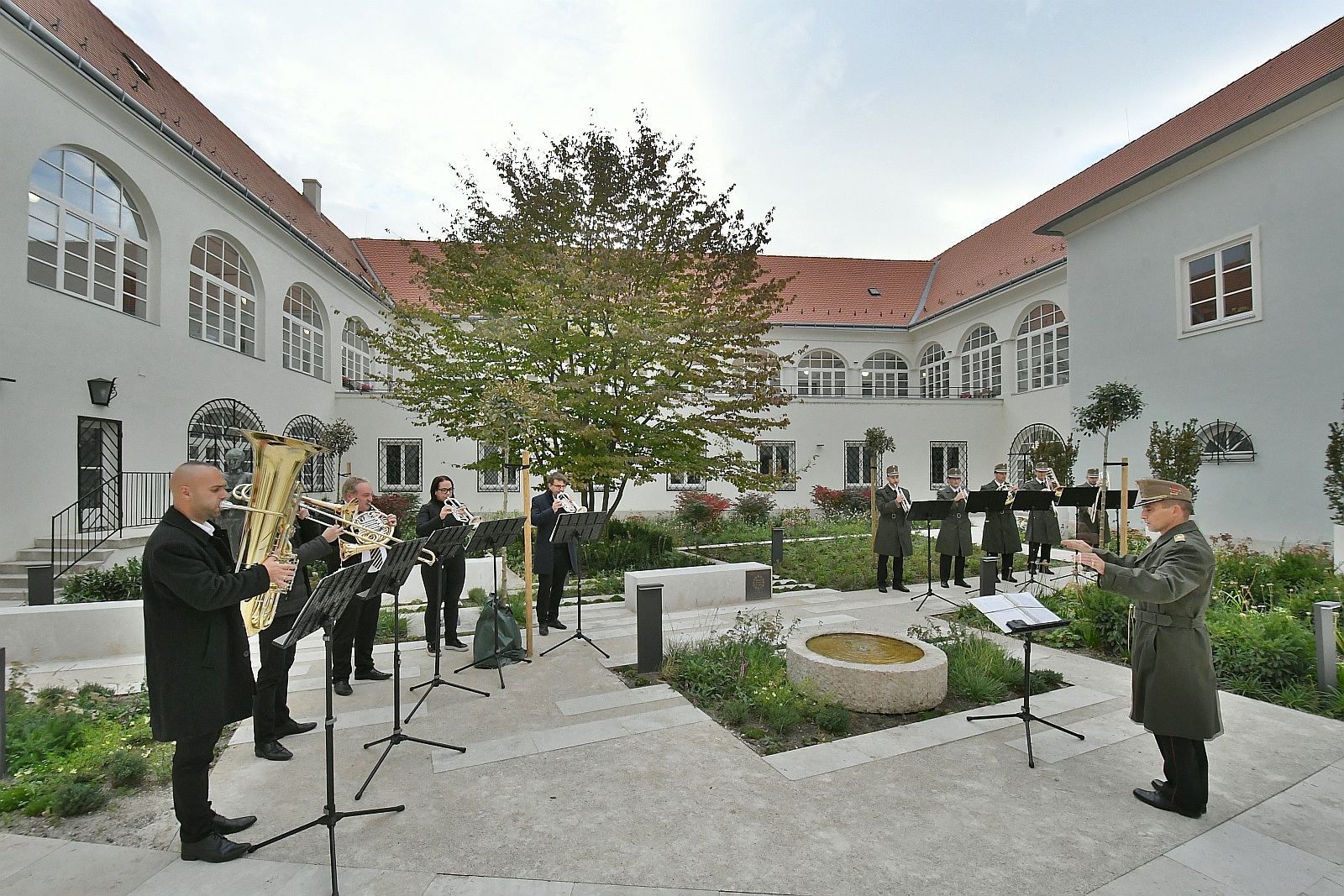 Ünnepélyesen átadták a megújult Koronázó teret és a Városháza Díszudvarát